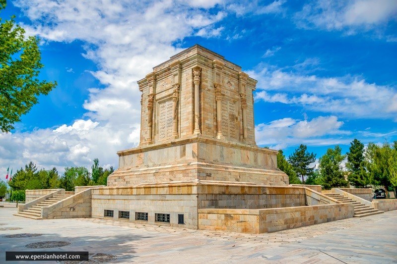 نمای کلی ارامگاه فردوسی مشهد